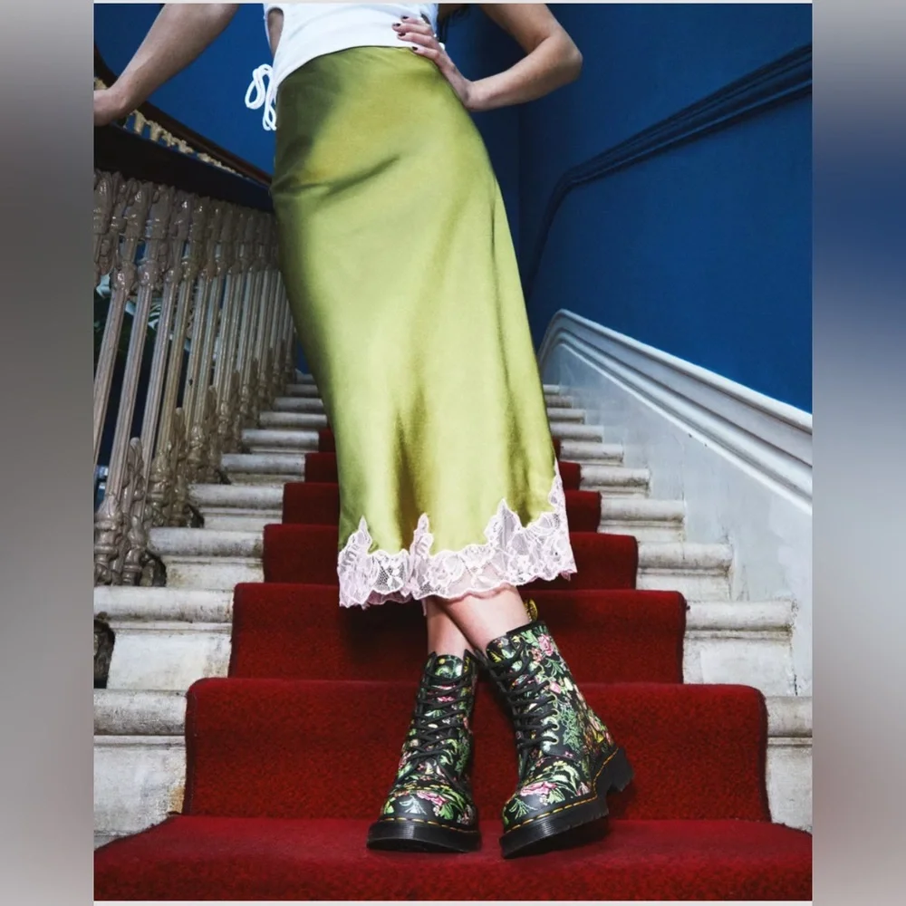 NEW Dr. Martens Women's 1460 Bloom Leather 8 Eye Boots, Black, Size 7 - Picture 3 of 9